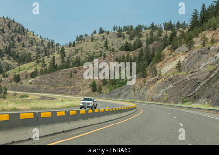 Verkehrssperre mit gelber Beleuchtung Patches, geschwungene Landstraße, Interstate 15, Montana, USA Stockfoto