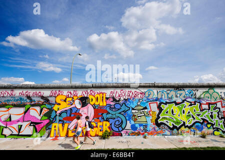 Wandansicht Berlin; Graffiti auf ursprünglichen Abschnitt der Berliner Mauer in der East Side Gallery in Friedrichshain in Berlin Deutschland Stockfoto