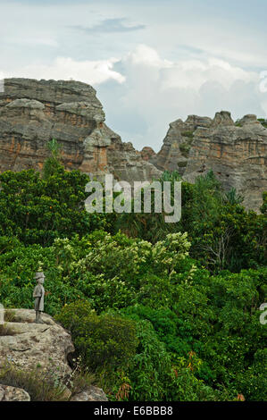 Madagaskar, Nationalpark Isalo Relais De La Reine Hotel, Statue, die mit Blick auf park Stockfoto