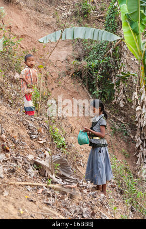 Indien, Meghalaya, Bajengdoba. Kinder auf einem ländlichen Hügel. Region Ost Garo Hills. Stockfoto