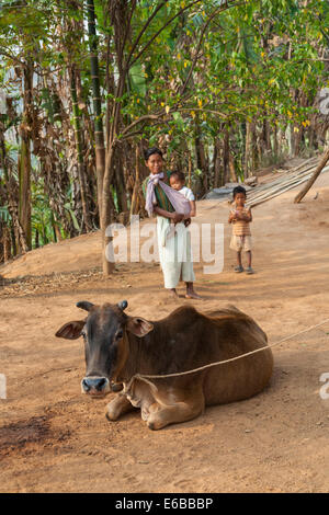 Indien, Meghalaya, Bajengdoba. Region Ost Garo Hills. Eine Familie und ihre Kuh. Stockfoto