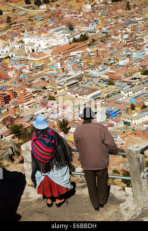 Bolivien, Copacabana, Übersicht der Township von Copacabana, Basilika der Jungfrau von Copacabana, gesehen vom Monte Calvario nach Hause. Stockfoto