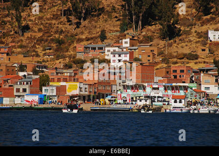 San Pedro de Tiquina, Bolivien, Blick auf Stadthäuser Fluss mit Berg im Hintergrund. Stockfoto