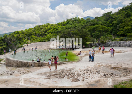 Mexiko, Oaxaca. Hierve el Agua ist ein beliebter Ort zum Entspannen in das natürliche Quellwasser. Stockfoto