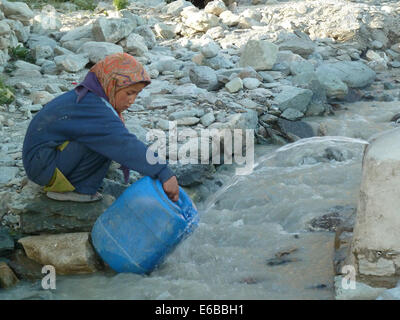 Junges Mädchen sammeln Wasser in Karsha Dorf in der Nähe von Padum, Zanskar, Ladakh, Indien, Himalaya Stockfoto