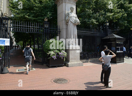 Vor dem Eingang an der Columbia University Stockfoto