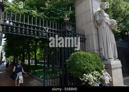 Vor dem Eingang an der Columbia University Stockfoto