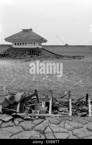 zerstörten Dorf begraben unter einem Meer von heißen Schlamm nach der Katastrophe in Lapindo Sidoarjo Ost Java Indonesien Stockfoto