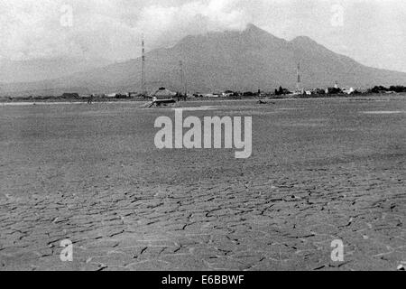 zerstörten Dorf begraben unter einem Meer von heißen Schlamm nach der Katastrophe in Lapindo Sidoarjo Ost Java Indonesien Stockfoto