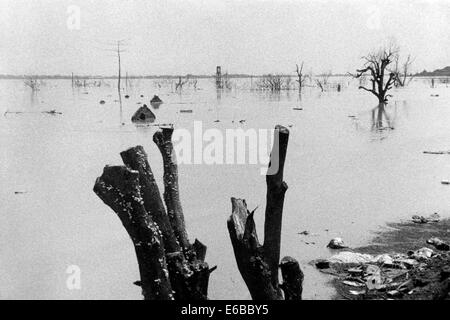 zerstörten Dorf begraben unter einem Meer von heißen Schlamm nach der Katastrophe in Lapindo Sidoarjo Ost Java Indonesien Stockfoto