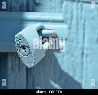 Vorhängeschloss auf blaue Tür Stockfoto