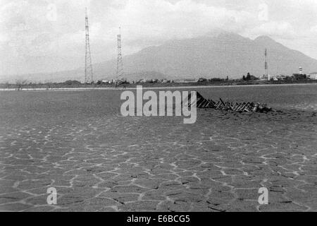 zerstörten Dorf begraben unter einem Meer von heißen Schlamm nach der Katastrophe in Lapindo Sidoarjo Ost Java Indonesien Stockfoto