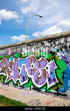 Graffiti auf ursprünglichen Abschnitt der Berliner Mauer in der East Side Gallery in Friedrichshain in Berlin Deutschland Stockfoto