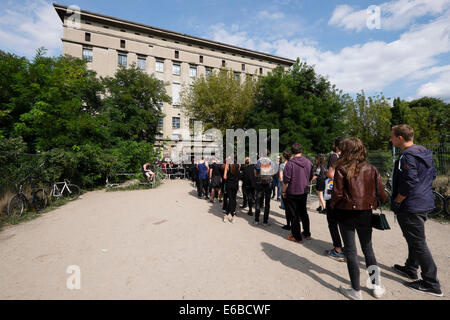 Clubber Schlangestehen vor den berüchtigten Berghain Nachtclub an einem Sonntagnachmittag in Berlin Deutschland Stockfoto