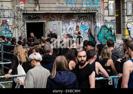 Clubber Schlangestehen vor den berüchtigten Berghain Nachtclub an einem Sonntagnachmittag in Berlin Deutschland Stockfoto