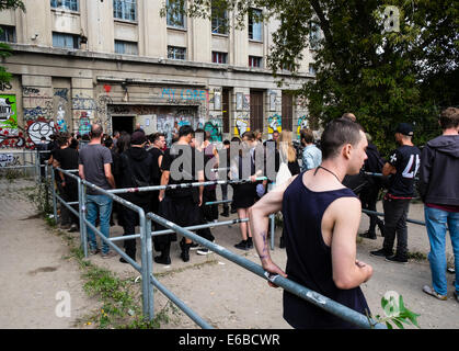 Clubber Schlangestehen vor den berüchtigten Berghain Nachtclub an einem Sonntagnachmittag in Berlin Deutschland Stockfoto