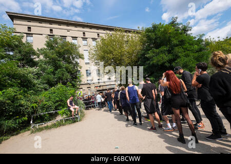 Clubber Schlangestehen vor den berüchtigten Berghain Nachtclub an einem Sonntagnachmittag in Berlin Deutschland Stockfoto