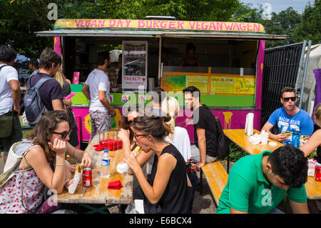 Wochenende-Flohmarkt am am Mauerpark in Prenzlauer Berg in Berlin Deutschland Stockfoto