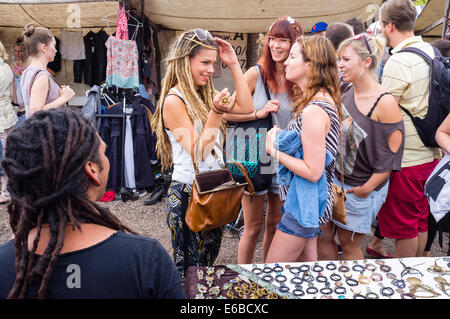 Wochenende-Flohmarkt am am Mauerpark in Prenzlauer Berg in Berlin Deutschland Stockfoto