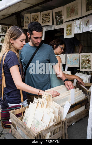 Wochenende-Flohmarkt am Mauerpark in Prenzlauer Berg in Berlin Deutschland Stockfoto