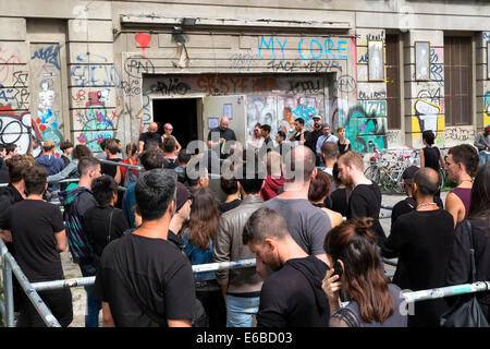 Clubber Schlangestehen vor den berüchtigten Berghain Nachtclub an einem Sonntagnachmittag in Berlin Deutschland Stockfoto