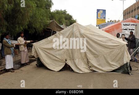 (140819)--SANAA, 19. August 2014 (Xinhua)--Anhänger der schiitischen Houthi-Gruppe Zelte in einem Sit-in-Camp in Sanaa, Jemen, am 19. August 2014 eingerichtet. Anti-Regierungs-Demonstranten, die meisten von ihnen Anhänger der schiitischen Houthi-Gruppe, die seit Jahren gegen die Regierungsarmee gekämpft haben begonnen Sit-in Aktivität in Sanaa, fordern den Rücktritt von der jemenitischen Regierung, sie sagten, erfüllt seine Verpflichtung zur Wohlfahrt zu den Menschen bringen. (Xinhua/Mohammed Mohammed) Stockfoto