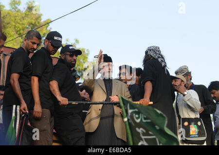 Islamabad, Pakistan. 19. August 2014. Anti-Regierungs-Religionsführer Tahir-ul-Qadri (C) Gesten während einer Protestaktion in Islamabad, der Hauptstadt von Pakistan am 19. August 2014. Pakistans Innenminister sagte, dass Truppen in der Hauptstadt Islamabad zu stoppen Demonstranten aus sensiblen Bereichen in Richtung eingesetzt werden. Bildnachweis: Ahmad Kamal/Xinhua/Alamy Live-Nachrichten Stockfoto