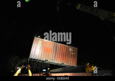 Islamabad, Pakistan. 19. August 2014. Unterstützer der Anti-Regierungs-Religionsführer Tahir-Ul-Qadri entfernen ein Containers während einer Protestaktion in Islamabad, der Hauptstadt von Pakistan am 19. August 2014. Pakistans Innenminister sagte, dass Truppen in der Hauptstadt Islamabad zu stoppen Demonstranten aus sensiblen Bereichen in Richtung eingesetzt werden. Bildnachweis: Ahmad Kamal/Xinhua/Alamy Live-Nachrichten Stockfoto