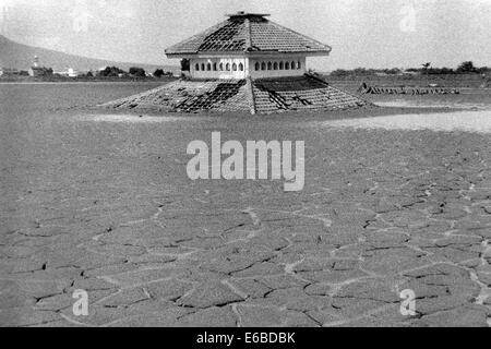 zerstörten Dorf begraben unter einem Meer von heißen Schlamm nach der Katastrophe in Lapindo Sidoarjo Ost Java Indonesien Stockfoto