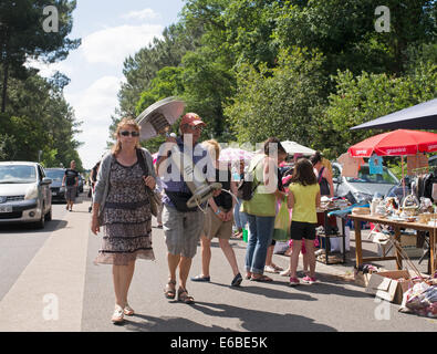Älteres Paar mit großen Objekt am Auto-Boot-Verkauf oder Brocante Sanguinet, Aquitaine, Frankreich, Europa Stockfoto