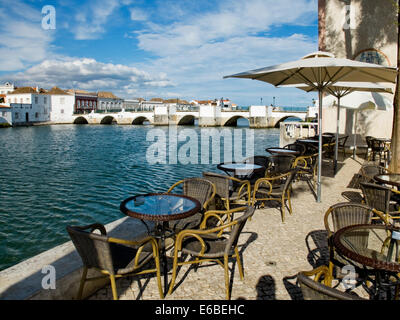 Ponta de Romana, römische Brücke über den Fluss Gilao in Tavira, Algarve. Portugal. Stockfoto