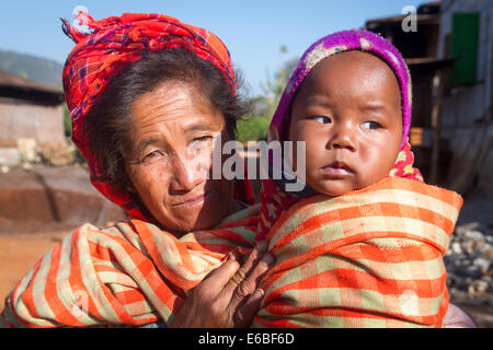 Ältere Frau halten Baby, Shan State in Myanmar. Foto © Nil Sprague Stockfoto