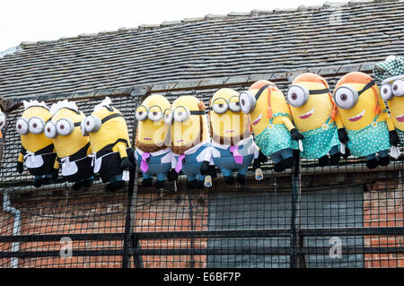 Zeile der Minion Stofftier Preise bei einem Stall in Alton Towers Themenpark Stockfoto