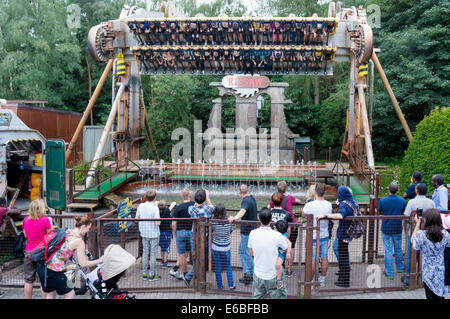Leute beobachten die Ripsaw Fahrt Freizeitpark Alton Towers. Stockfoto