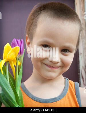 Kleiner Junge mit Tulpen Stockfoto