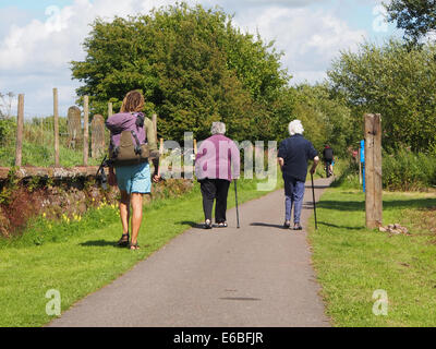 Zwei ältere Damen und ein Wanderer Fuß entlang der Whitehaven in Ennerdale Strecke von Küste zu Küste-Radweg. Stockfoto