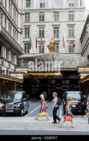 Vorbei an den Haupteingang zum Savoy Hotel in Knightsbridge London Shopper Stockfoto