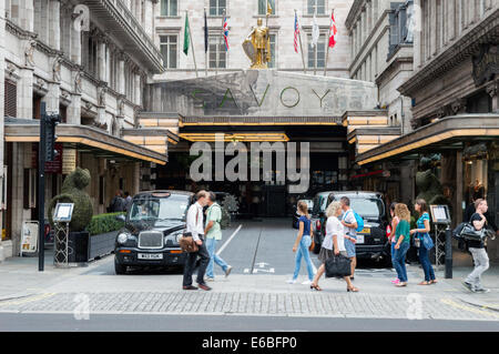 Vorbei an den Haupteingang zum Savoy Hotel in Knightsbridge London Shopper Stockfoto