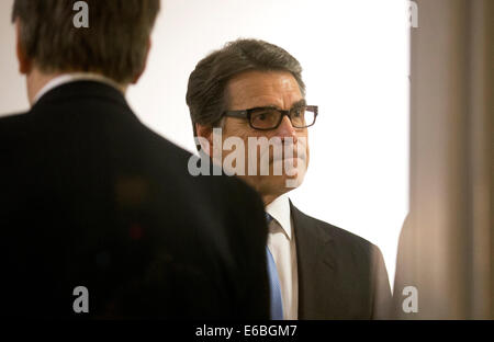 Austin, TX, USA. 19. August 2014. Texanischen Gouverneur Rick Perry ist zweifacher Verbrechen im Zusammenhang mit de-Finanzierung Bezirksstaatsanwalt Rosemary Lehmberg Public Integrity Unit in Travis County Blackwell-Thurman Justizzentrum in Austin nach seiner Anklage letzte Woche gebucht. Bildnachweis: Bob Dämmrich/Alamy Live-Nachrichten Stockfoto