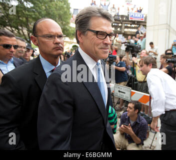 Austin, TX, USA. 19. August 2014. Texas-Gouverneur Rick Perry verlässt, nachdem er nach seiner Anklage letzte Woche auf zwei Kapitalverbrechen zählt rund um de-Finanzierung Bezirksstaatsanwalt Rosemary Lehmberg Public Integrity Unit in Travis County Blackwell-Thurman Justizzentrum in Austin gebucht ist. Bildnachweis: Bob Dämmrich/Alamy Live-Nachrichten Stockfoto