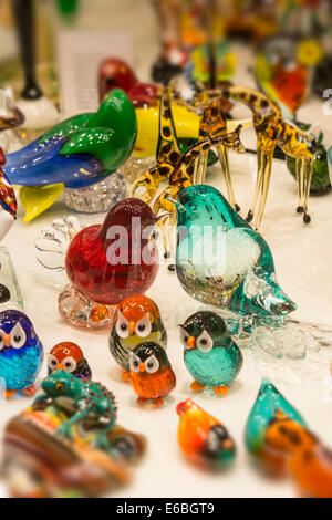 Murano venezianischem Glasfiguren in das Schaufenster eines Ladens auf eines der Fußgänger-Hauptstraßen in Venedig. Stockfoto