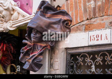 Leder Karneval Maske Wandskulptur hängen außerhalb eines der Hauptmaske Geschäfte in Venedig. Stockfoto