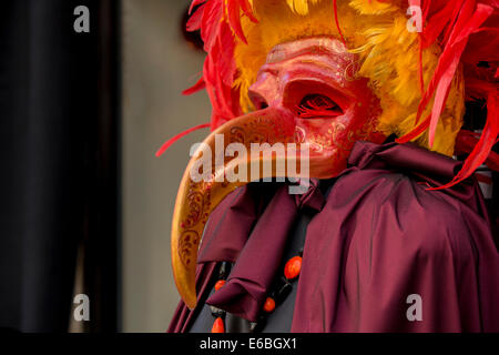 Eine rote und gelbe Pest Arzt Kostüm in das Fenster eines Ladens in Venedig. Stockfoto