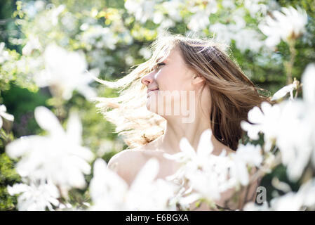 Schöner Frühling Mädchen mit Blumen Stockfoto