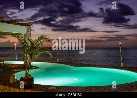 Resort am Meer Pool in der Dämmerung, Negril, Jamaika Stockfoto