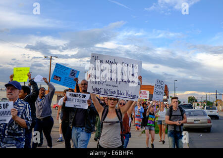 Denver, Colorado USA - 19. August 2014. Demonstranten marschieren vom 24. und Welton Straße in fünf Punkten Nähe Denvers State Capitol zur Unterstützung der 18-j hrige Michael Brown, der am 9. August in Ferguson Missouri tödlich von einem Polizisten erschossen wurde. (c) Ed Endicott/Alamy Live-Nachrichten Stockfoto