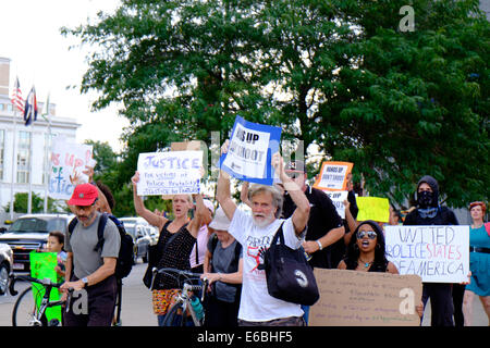 Denver, Colorado USA - 19. August 2014. Demonstranten marschieren vom 24. und Welton Straße in fünf Punkten Nähe Denvers State Capitol zur Unterstützung der 18-j hrige Michael Brown, der am 9. August in Ferguson Missouri tödlich von einem Polizisten erschossen wurde. (c) Ed Endicott/Alamy Live-Nachrichten Stockfoto