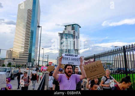 Denver, Colorado USA - 19. August 2014. Demonstranten marschieren vom 24. und Welton Straße in fünf Punkten Nähe Denvers State Capitol zur Unterstützung der 18-j hrige Michael Brown, der am 9. August in Ferguson Missouri tödlich von einem Polizisten erschossen wurde. (c) Ed Endicott/Alamy Live-Nachrichten Stockfoto