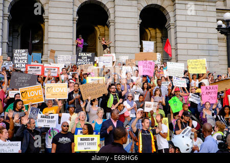 Denver, Colorado USA - 19. August 2014. Demonstranten marschieren vom 24. und Welton Straße in fünf Punkten Nähe Denvers State Capitol zur Unterstützung der 18-j hrige Michael Brown, der am 9. August in Ferguson Missouri tödlich von einem Polizisten erschossen wurde. (c) Ed Endicott/Alamy Live-Nachrichten Stockfoto