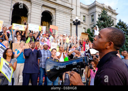 Denver, Colorado USA - 19. August 2014. Kenny Wiley befasst sich mit die Masse in der Hauptstadt des Bundesstaates Colorado. Demonstranten marschierten vom 24. und Welton Street in fünf Punkten Nähe Denvers, das State Capitol zur Unterstützung der 18-j hrige Michael Brown, der am 9. August in Ferguson Missouri tödlich von einem Polizisten erschossen wurde. (c) Ed Endicott/Alamy Live-Nachrichten Stockfoto